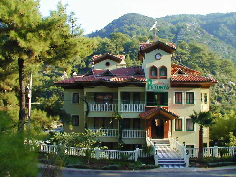 Club Petunya Apart